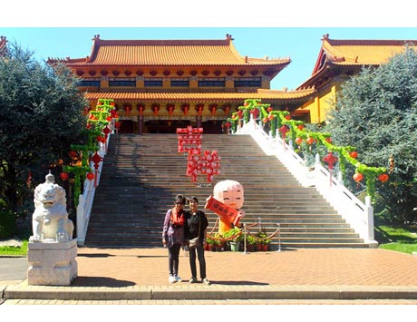 Trước chùa Nan Tien